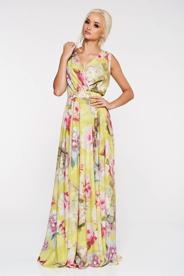 Rochie PrettyGirl galbena de ocazie in clos cu decolteu adanc cu accesoriu metalic