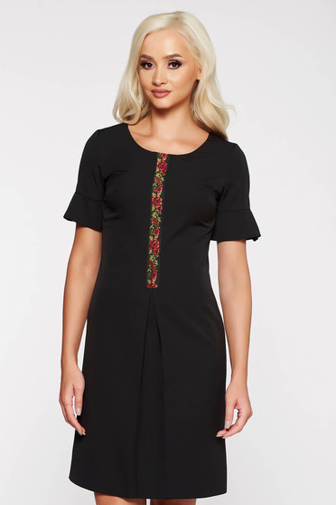 Rochie neagra eleganta cu croi in a din material elastic si fin broderie in fata