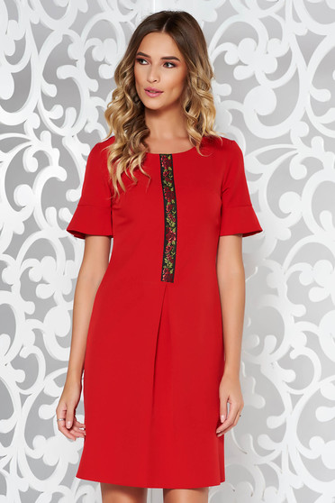 Rochie rosie eleganta cu croi in A din material elastic si fin cu broderie in fata