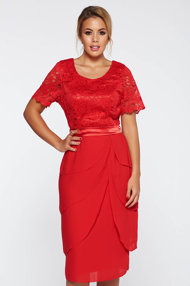 Rochie rosie de ocazie midi din dantela cu volanase