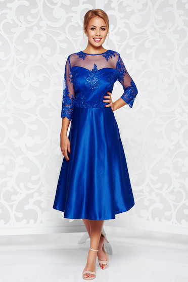 Rochie albastra de ocazie in clos din satin captusita pe interior cu aplicatii de dantela