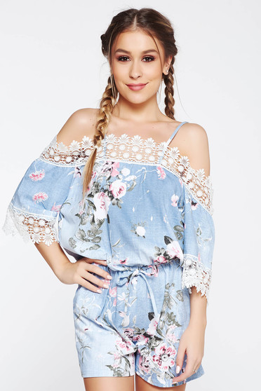 Salopeta SunShine albastra-deschis casual scurta cu umeri decupati si aplicatii de dantela