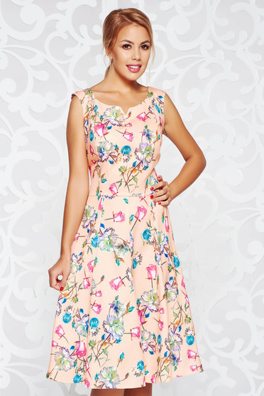Rochie piersica de zi midi in clos din stofa subtire usor elastica fara maneci cu imprimeuri florale