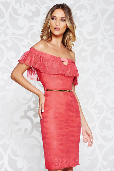 Rochie corai eleganta tip creion din dantela captusita pe interior cu umeri goi cu accesoriu tip curea
