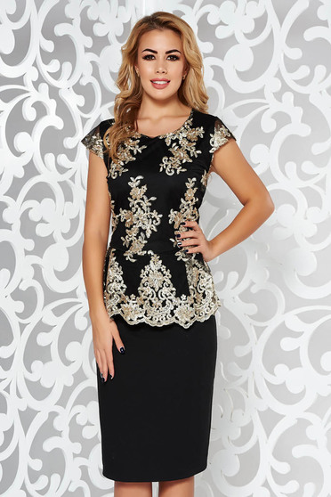 Rochie neagra tip creion de ocazie din material usor elastic cu aplicatii de dantela si peplum