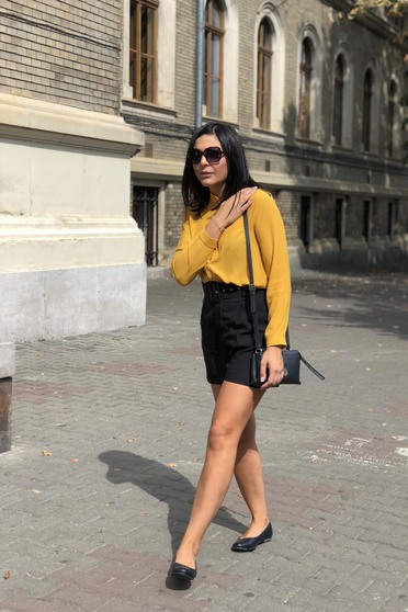 Camasa dama SunShine mustarie eleganta cu croi larg din material usor transparent cu maneca lunga