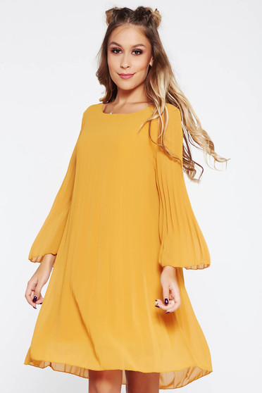 Rochie SunShine mustarie de zi cu croi larg plisata din voal captusita pe interior cu maneca 3/4