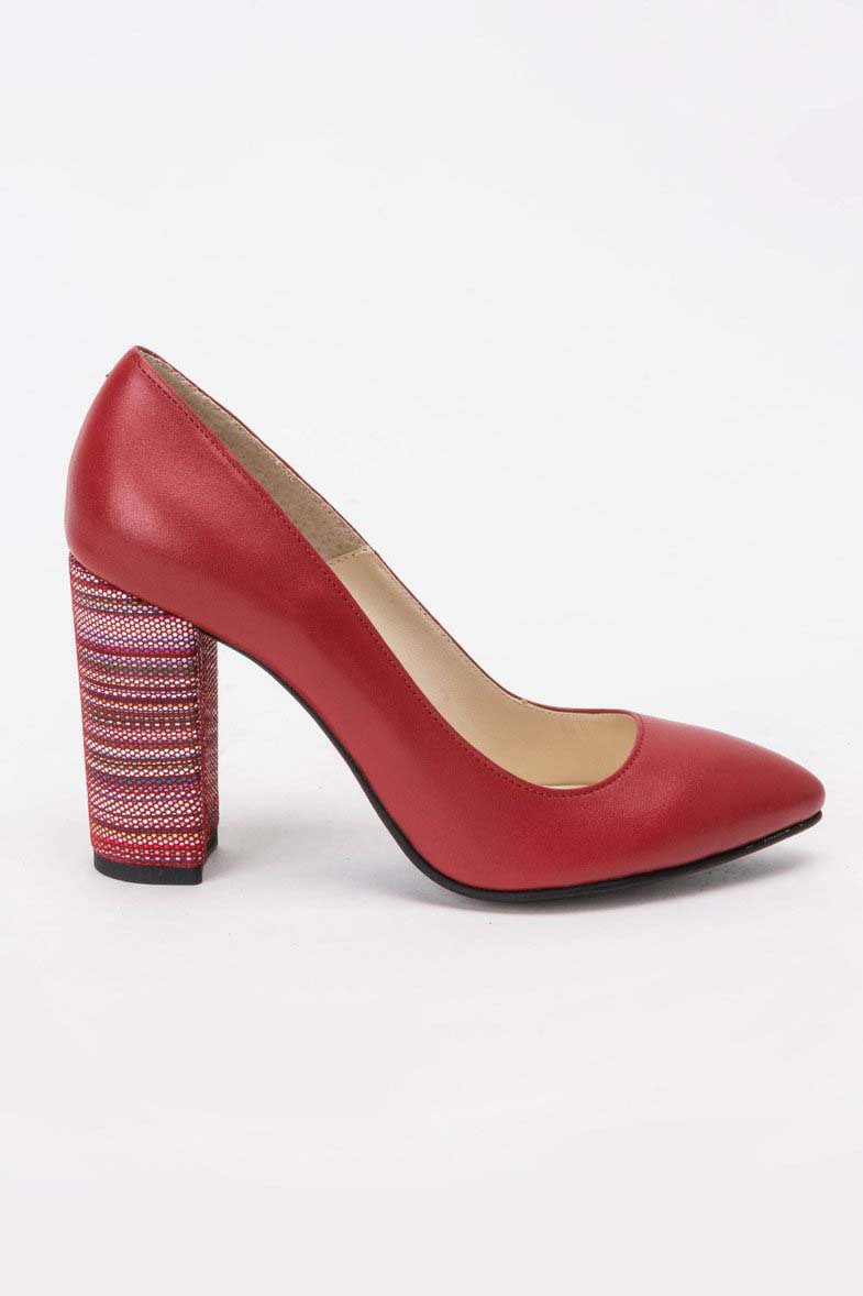 Pantofi rosu elegant din piele naturala cu varful usor ascutit