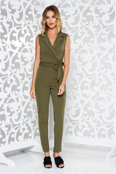 Salopeta khaki eleganta cu un croi mulat din material moale cu decolteu in v accesorizata cu cordon