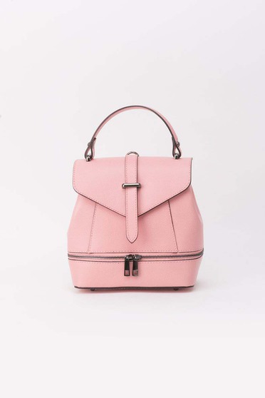 Rucsac rosa din piele naturala accesorizat cu fermoar si cu o catarama metalica