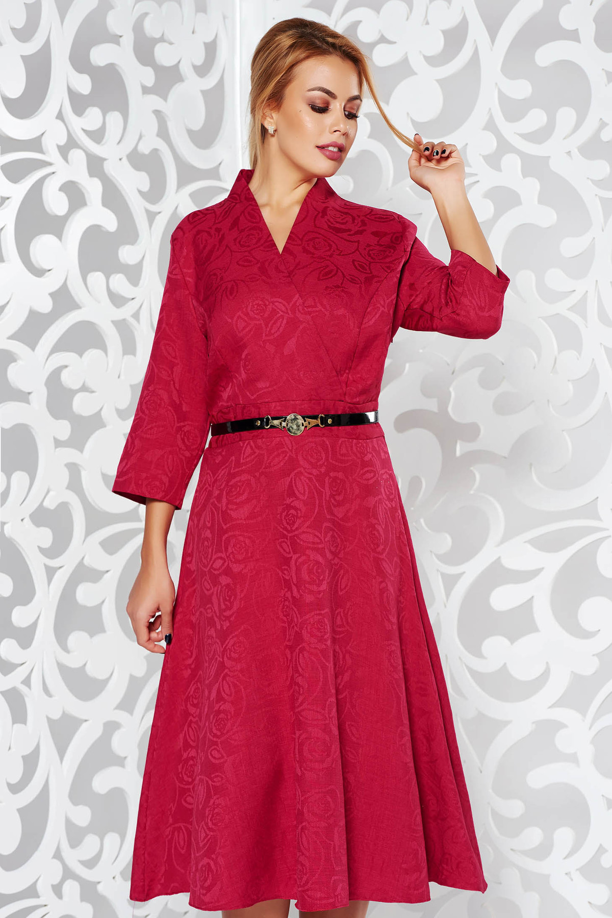 Rochie fuchsia eleganta in clos cu decolteu in v din stofa neelastica cu accesoriu tip curea