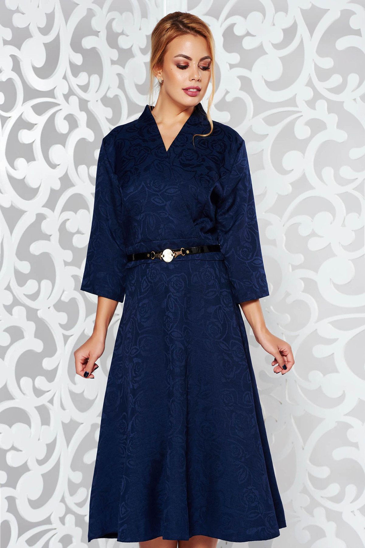 Rochie albastra-inchis eleganta in clos cu decolteu in v din stofa neelastica cu accesoriu tip curea