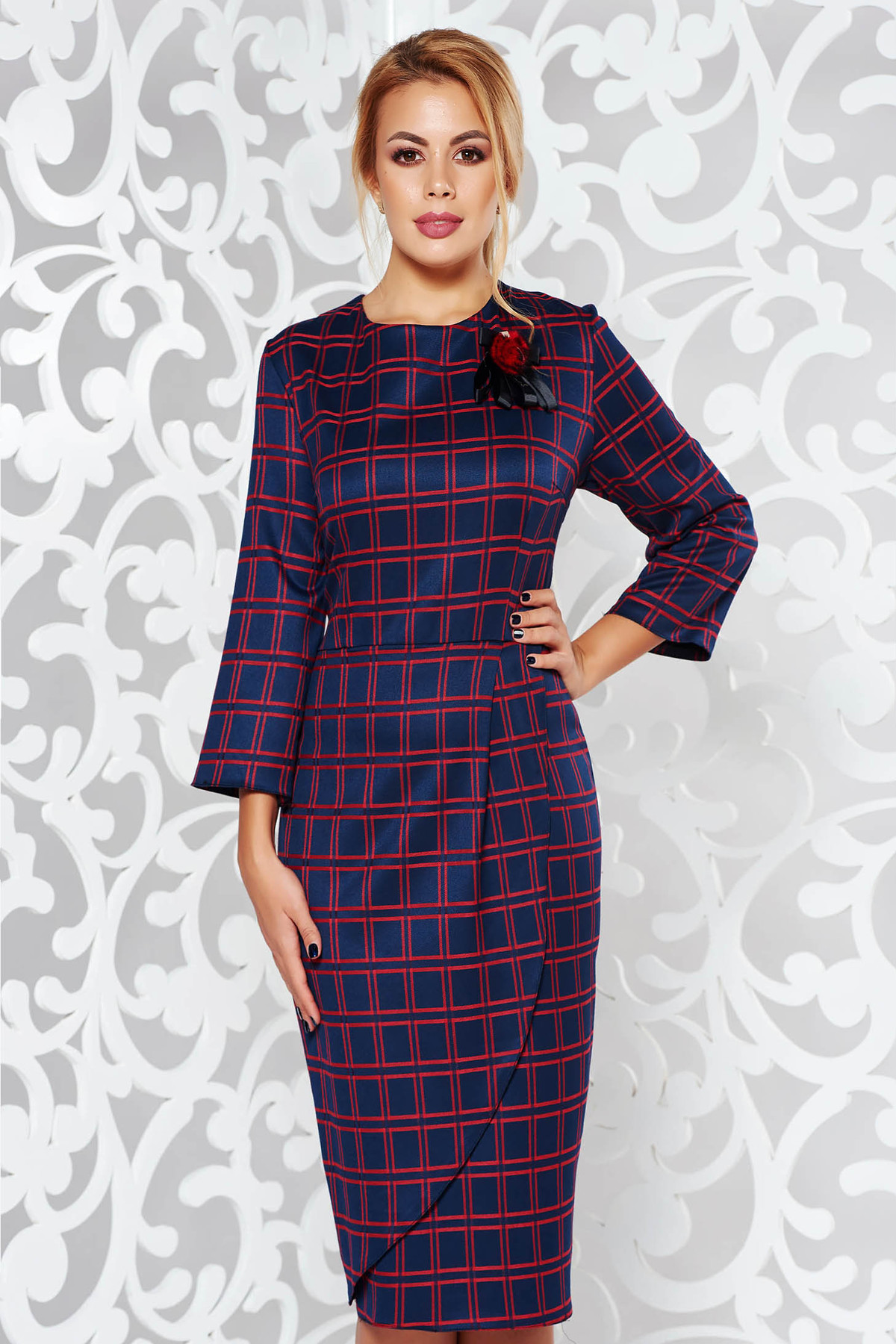 Rochie albastra-inchis midi tip creion din stofa usor elastica in carouri accesorizata cu brosa