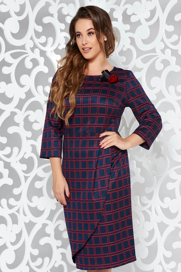 Rochie albastra-inchis midi tip creion din stofa usor elastica in carouri accesorizata cu brosa