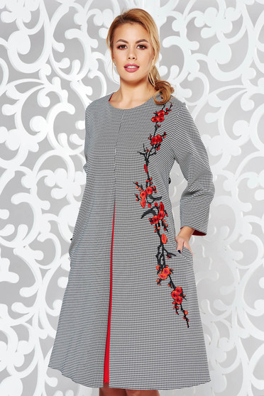 Rochie gri office cu croi larg din material elastic in carouri cu insertii de broderie