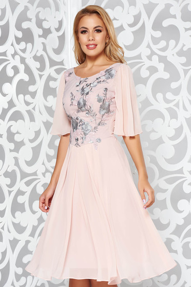 Rochie rosa de ocazie din voal in clos cu aplicatii cu paiete cu insertii de broderie