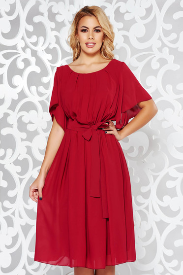 Rochie visinie eleganta din voal captusita pe interior cu elastic in talie accesorizata cu cordon