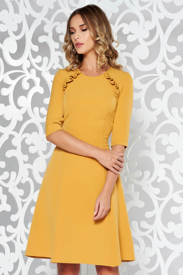 Rochie StarShinerS mustarie office midi in clos din stofa usor elastica cu volanase