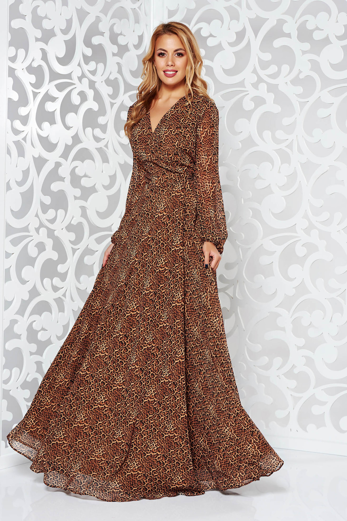 Rochie maro de ocazie in clos din voal cu animal print cu decolteu