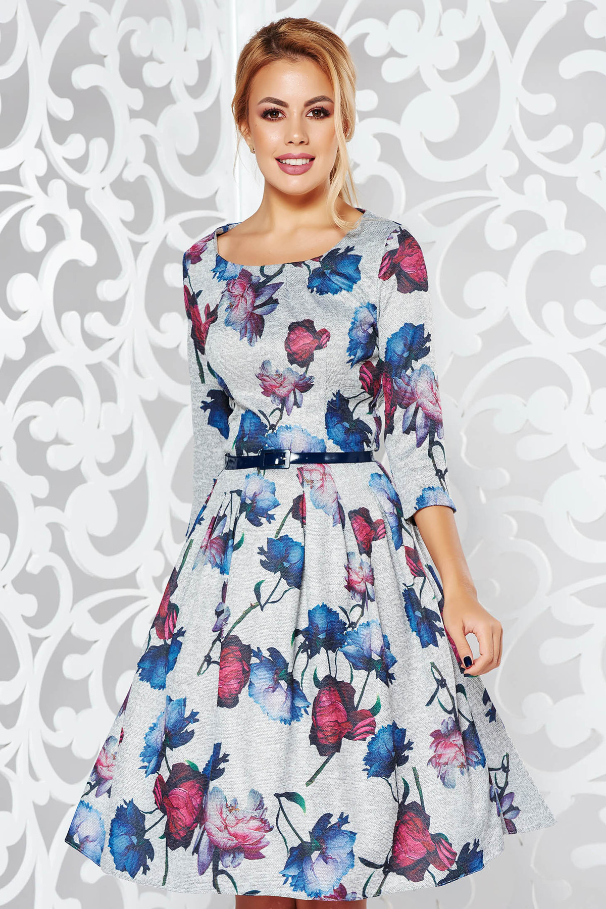 Rochie gri de zi midi in clos din material moale cu imprimeu floral cu accesoriu tip curea