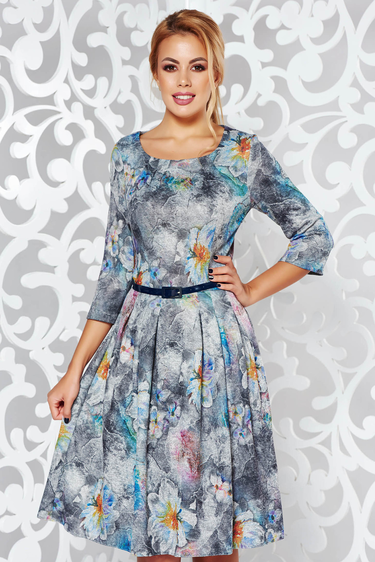 Rochie gri-inchis de zi midi in clos din material moale cu imprimeu floral cu accesoriu tip curea