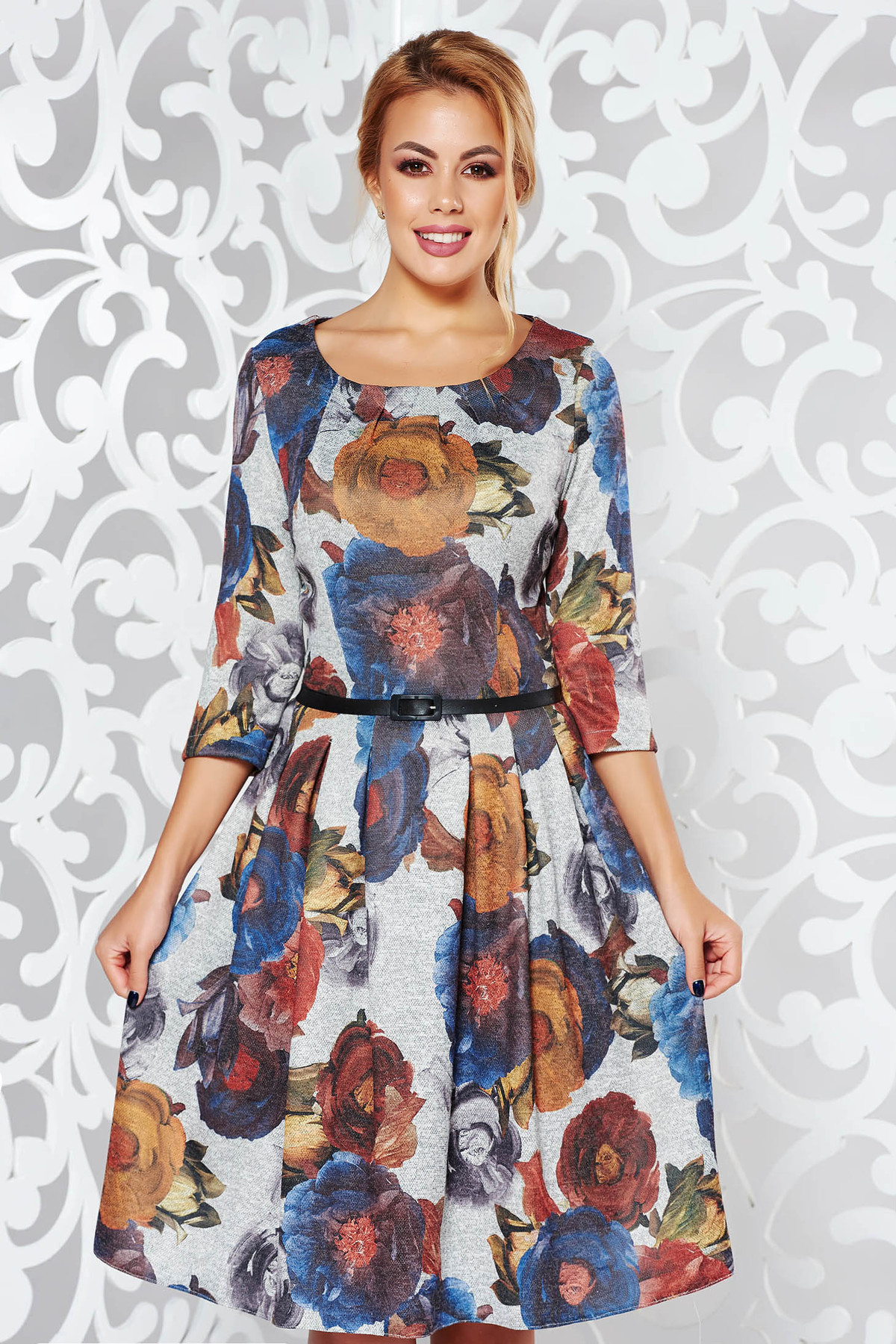 Rochie albastra-inchis de zi midi in clos din material moale cu imprimeu floral cu accesoriu tip curea