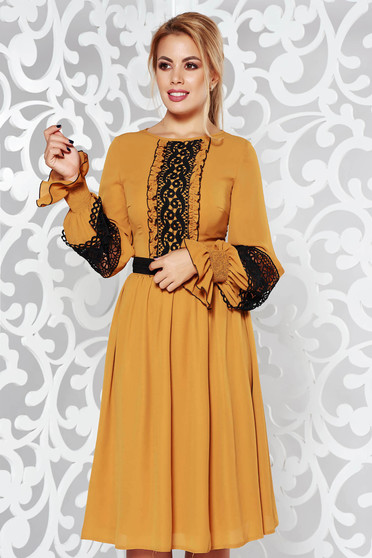 Rochie LaDonna mustarie eleganta in clos din voal cu aplicatii de dantela accesorizata cu cordon