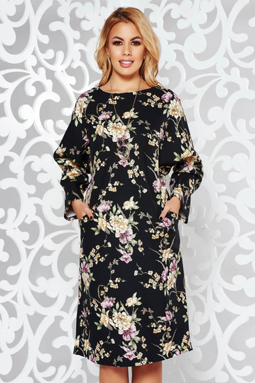 Rochie neagra eleganta cu croi larg din material usor elastic accesorizata cu lantisor
