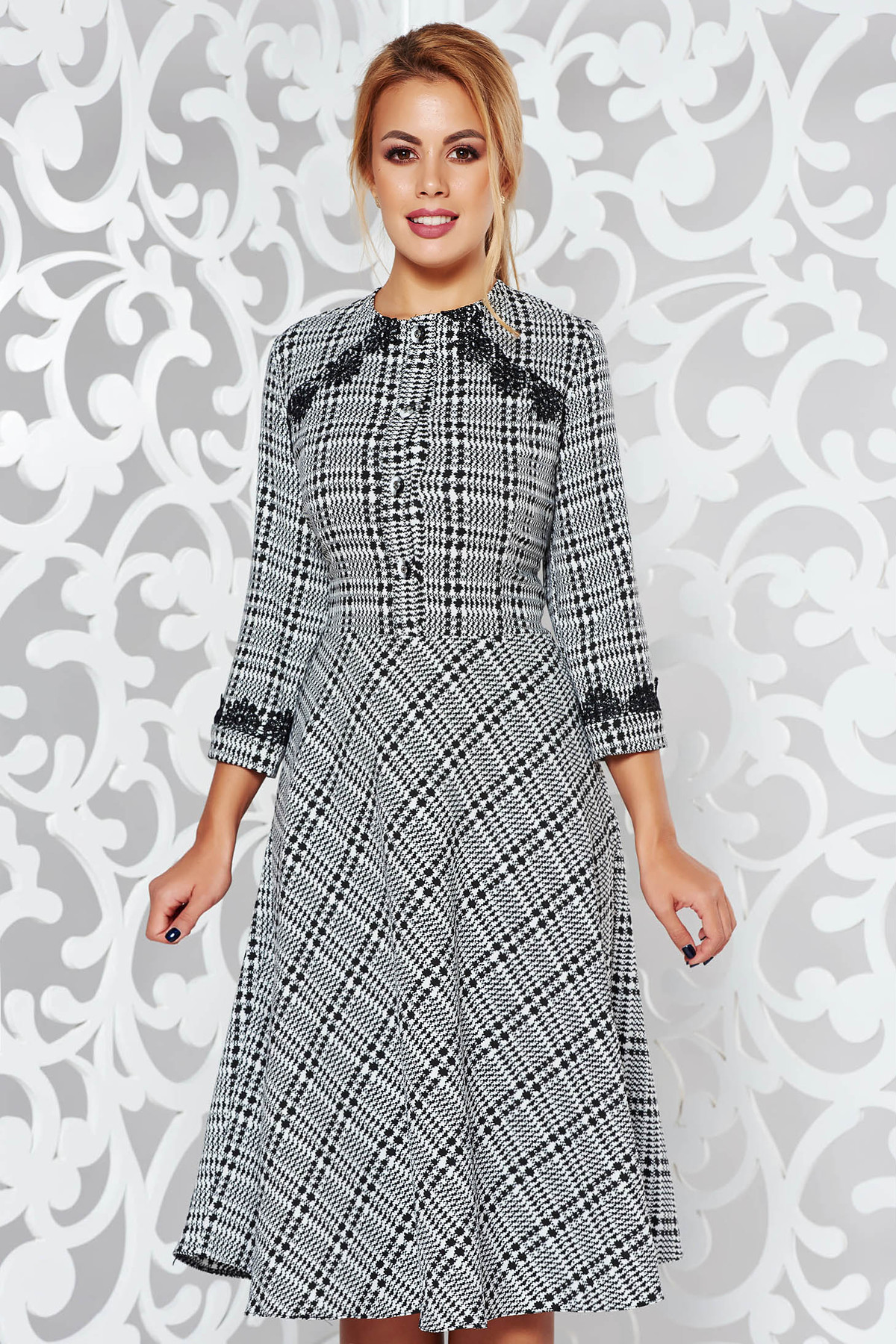 Rochie neagra eleganta midi in clos cu aplicatii de dantela