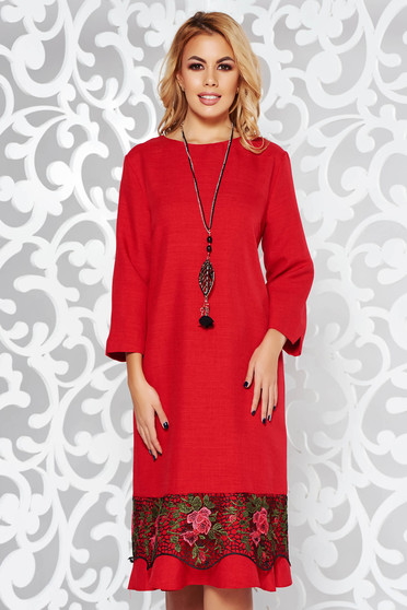 Rochie rosie eleganta cu croi larg din stofa usor elastica cu aplicatii de dantela accesorizata cu lantisor