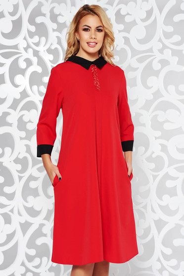 Rochie rosie eleganta cu croi larg din material usor elastic cu aplicatii stralucitoare si cu buzunare