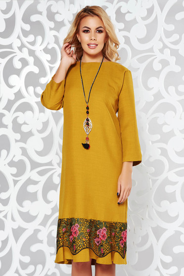 Rochie mustarie eleganta cu croi larg din stofa usor elastica cu aplicatii de dantela accesorizata cu lantisor