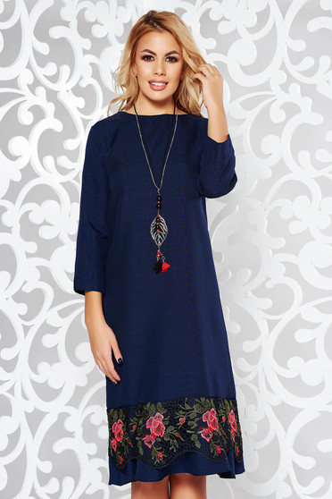 Rochie albastra-inchis eleganta cu croi larg din stofa usor elastica cu aplicatii de dantela accesorizata cu lantisor