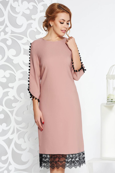 Rochie rosa eleganta cu croi larg din material usor elastic cu aplicatii de dantela cu ciucuri