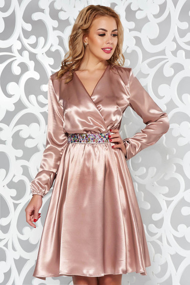 Rochie StarShinerS crem de ocazie din material satinat cu elastic in talie accesorizata cu cordon cu pietre stras