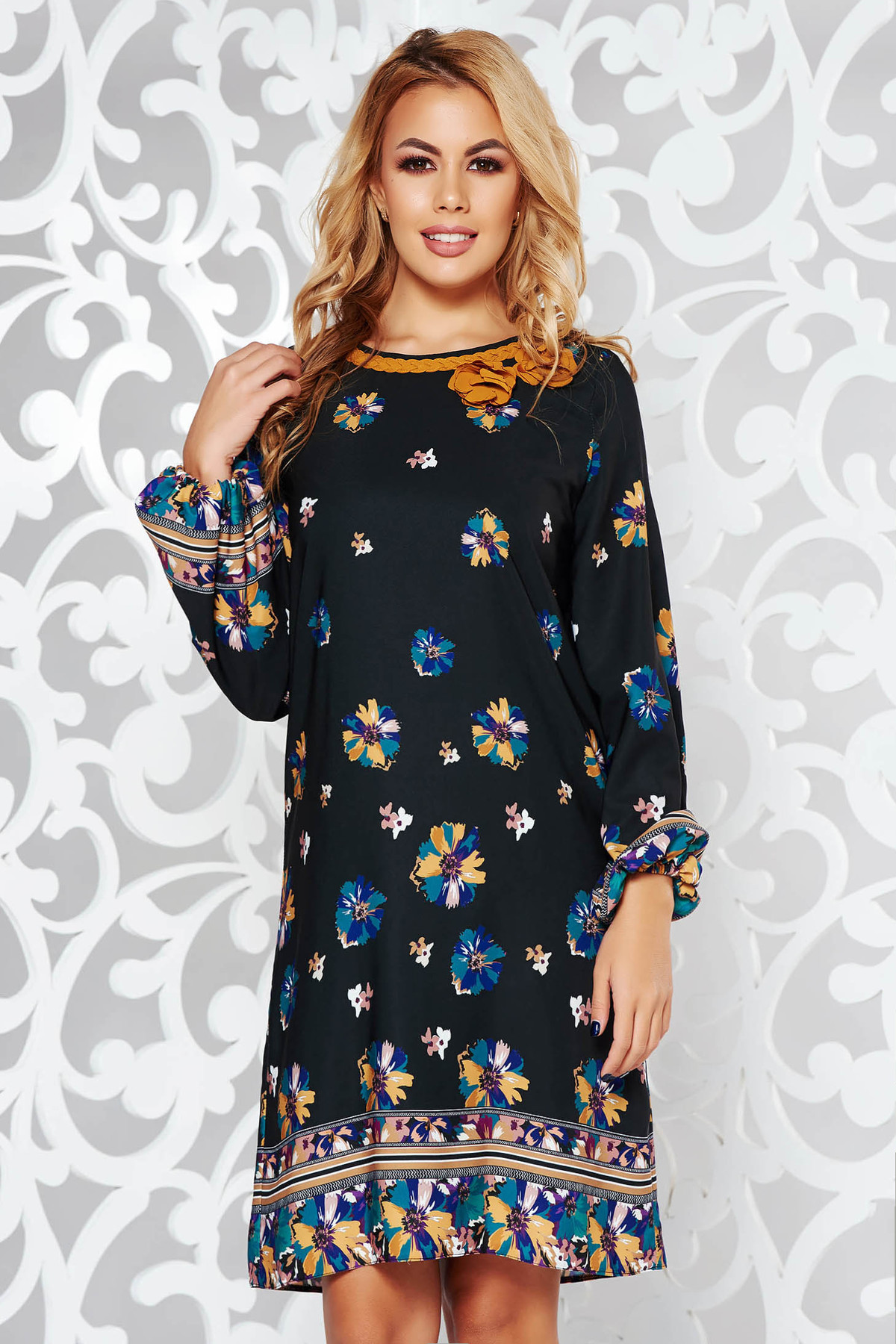 Rochie LaDonna neagra de zi cu croi larg din material neelastic captusita pe interior cu aplicatii florale