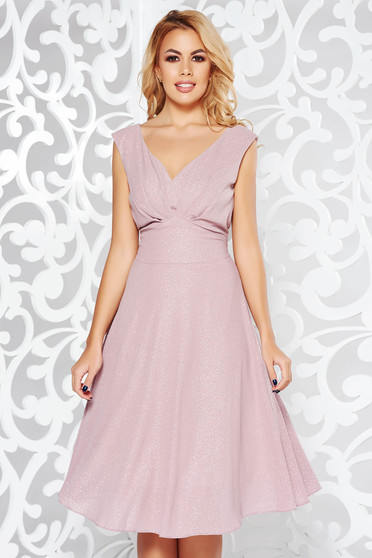 Rochie rosa de ocazie din material lucios captusita pe interior cu decolteu in v