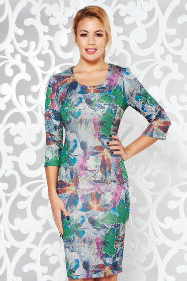 Rochie gri de zi midi cu un croi mulat din material tricotat elastic cu maneci trei-sferturi