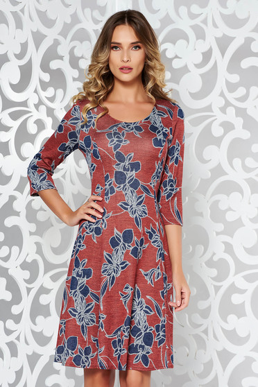 Rochie rosie de zi midi in clos din material moale tricotata cu print