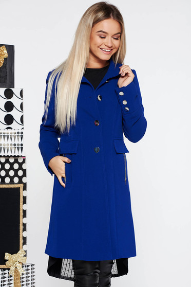 Palton albastru basic cu un croi cambrat din material gros captusit pe interior cu buzunare