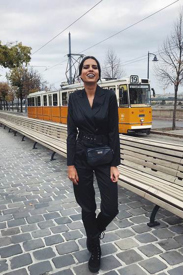 Salopeta StarShinerS neagra eleganta din material satinat cu decolteu in v accesorizata cu cordon
