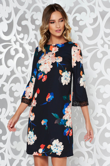 Rochie neagra de zi cu un croi drept din material neelastic captusita pe interior cu aplicatii de dantela