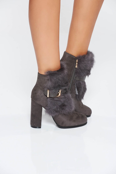 Botine gri office cu insertii cu blana ecologica accesorizate cu o catarama