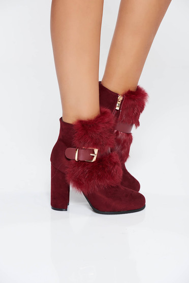 Botine visinii office cu insertii cu blana ecologica accesorizate cu o catarama