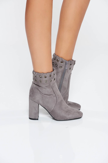 Botine gri office din piele ecologica cu toc gros si cu accesorii metalice
