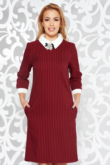 Rochie visinie office cu un croi drept din bumbac usor elastic cu guler accesorizata cu brosa
