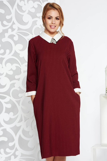 Rochie visinie office cu un croi drept din bumbac usor elastic cu guler accesorizata cu brosa