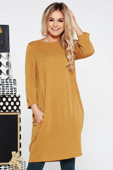 Rochie mustarie casual cu croi larg din material tricotat si moale cu buzunare