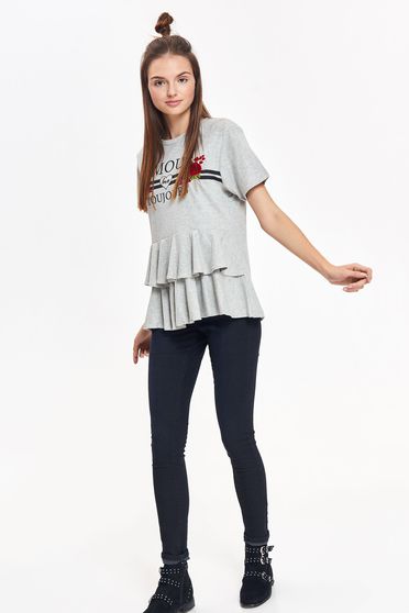 Tricou Top Secret gri casual cu croi larg din bumbac cu print si volanase