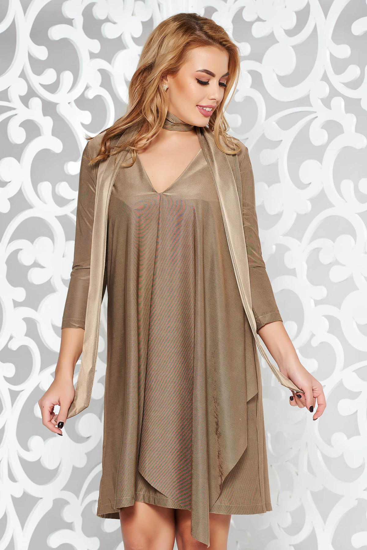Rochie StarShinerS aurie de ocazie asimetrica din material satinat cu decolteu in v